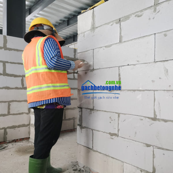 Hoàn thiện bề mặt tường xây bằng gạch bê tông nhẹ AAC với bột bả Skimcoat 401
