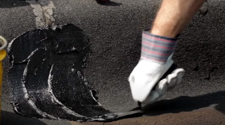 Xử lý chống thấm sàn bê tông bằng nhựa đường