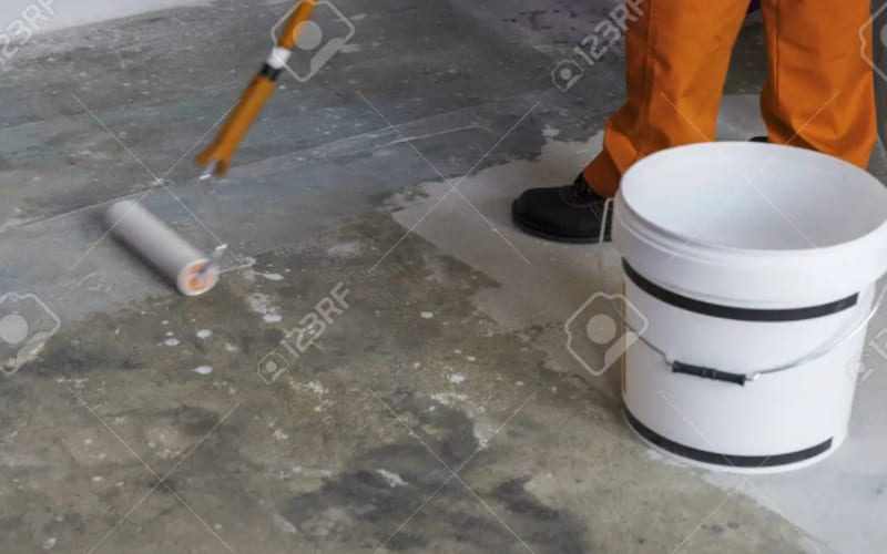 Bước thứ 3 sơn lớp lót epoxy lên bề mặt sàn