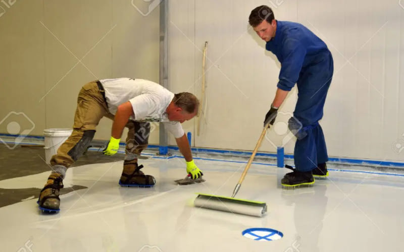 Bước thứ 5 sơn phủ epoxy lên mặt sàn bê tông lớp đầu tiên
