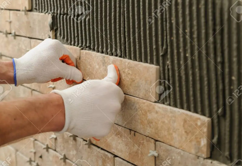 Dán gạch vào tường cũ trên lớp keo dán tường nhẹ nhàng và đều tay