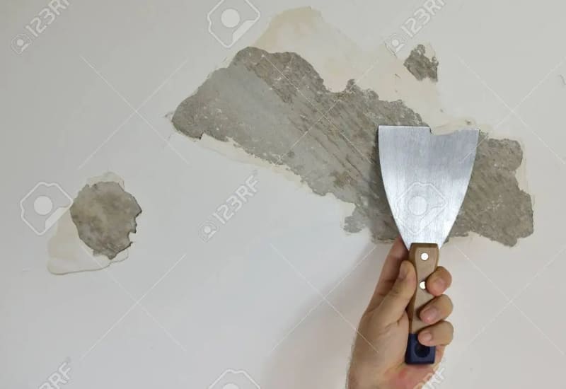 Cạo loại bỏ lớp sơn cũ và hư hỏng trên bề mặt tường