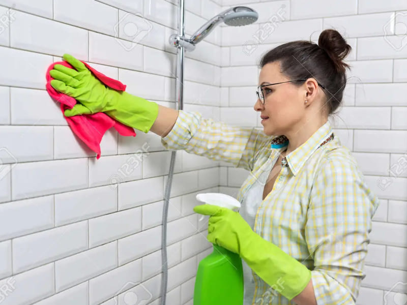 Lau chùi vệ sinh bề mặt tường sau khi ốp gạch