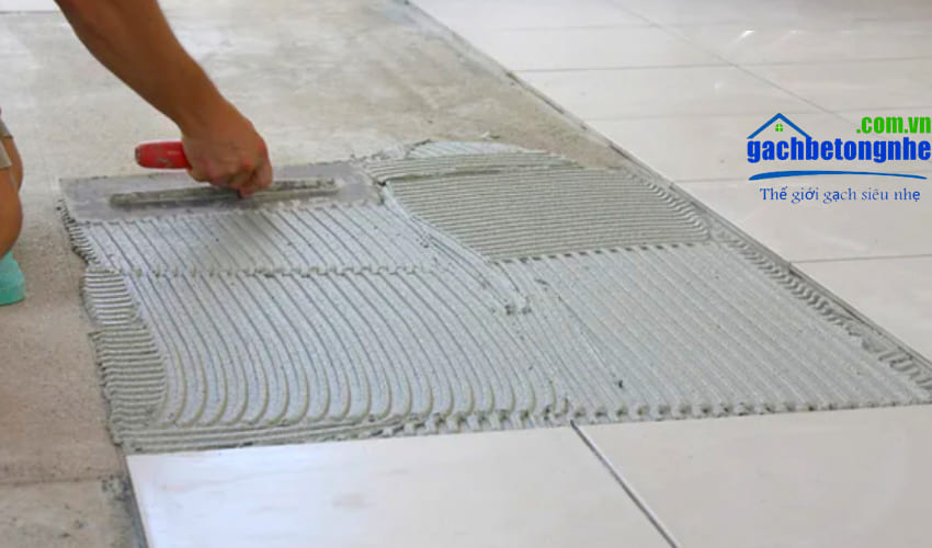 Cách trải keo dán gạch lên trên bề mặt sàn nhà