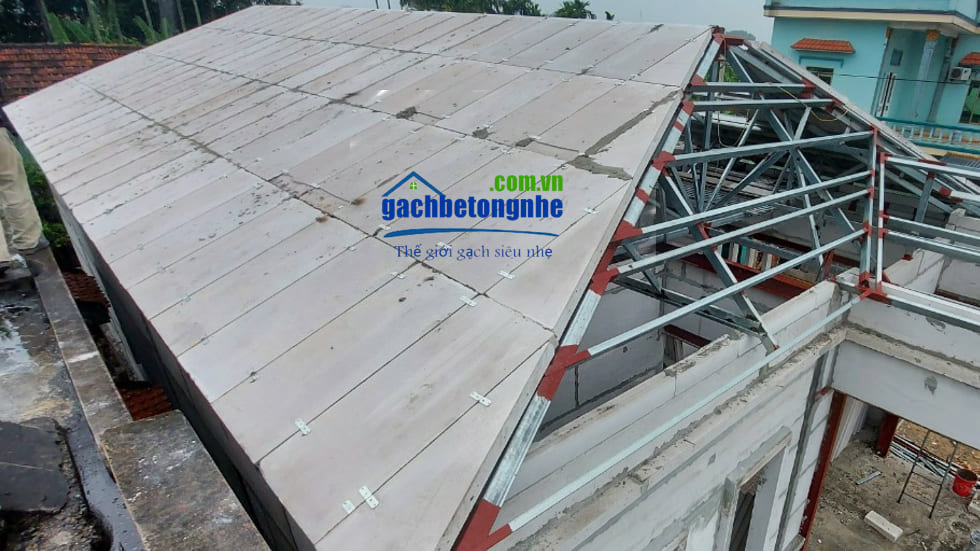 Xây nhà lắp ghép áp dụng cho hệ kết cấu mái bằng cách lợp các tấm bê tông nhẹ đúc sẵn