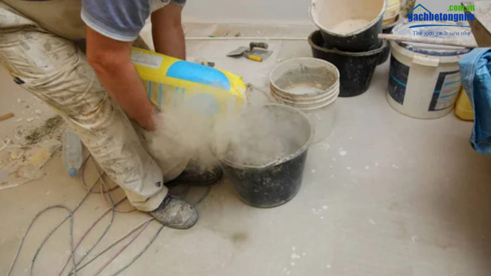 Không nên trộn keo dán gạch với xi măng để ốp lát gạch đá sẽ làm ảnh hưởng tới chất lượng công trình