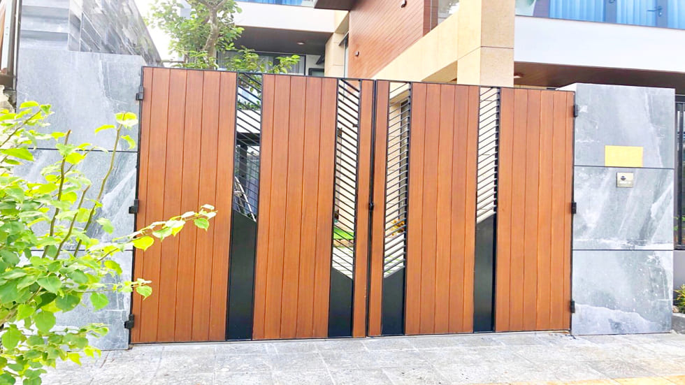 Mẫu cổng nhà phố đẹp bằng gỗ sang trọng -MCNP-001