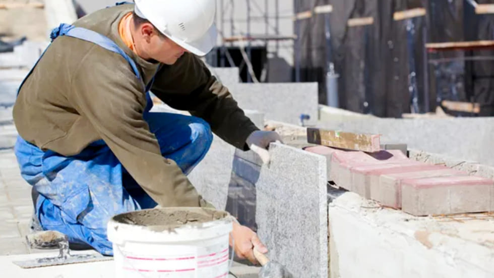Cách thi công keo dán gạch granite ốp tường