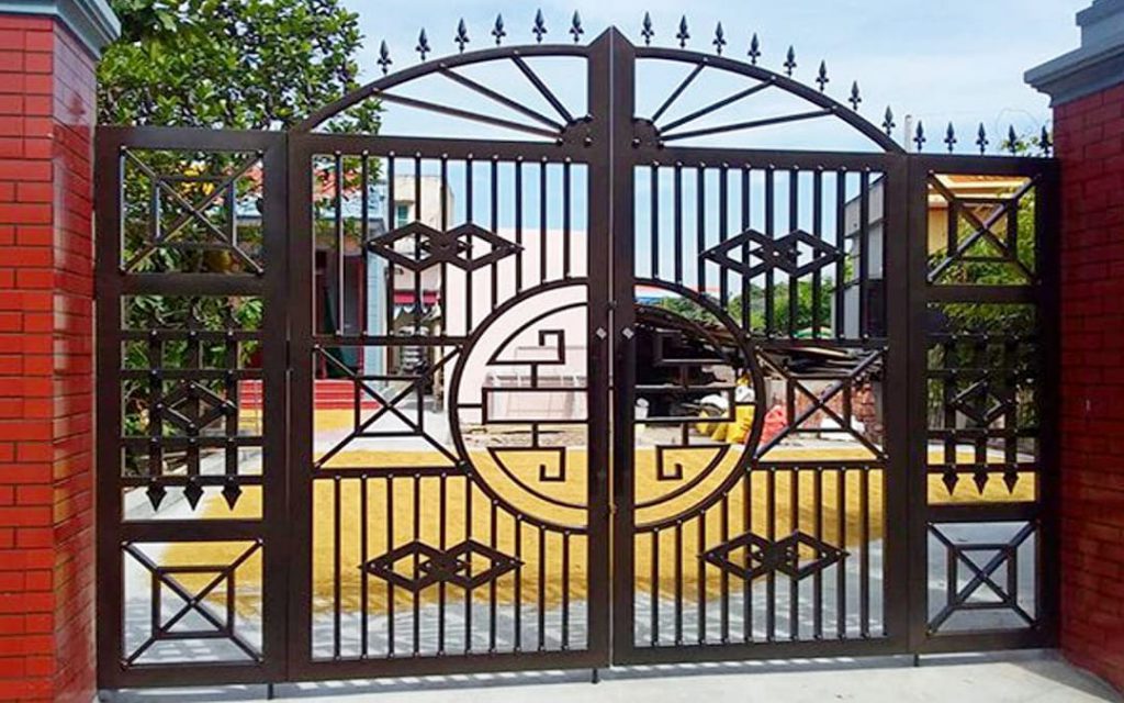 Mẫu cổng nhà làm bằng sắt hộp dày dặn
