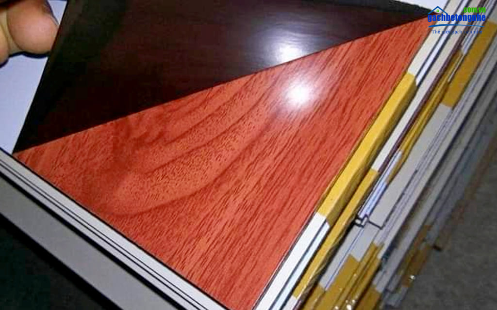 Bề mặt điển hình của tấm alu vân gỗ màu đỏ rất đẹp và tinh tế