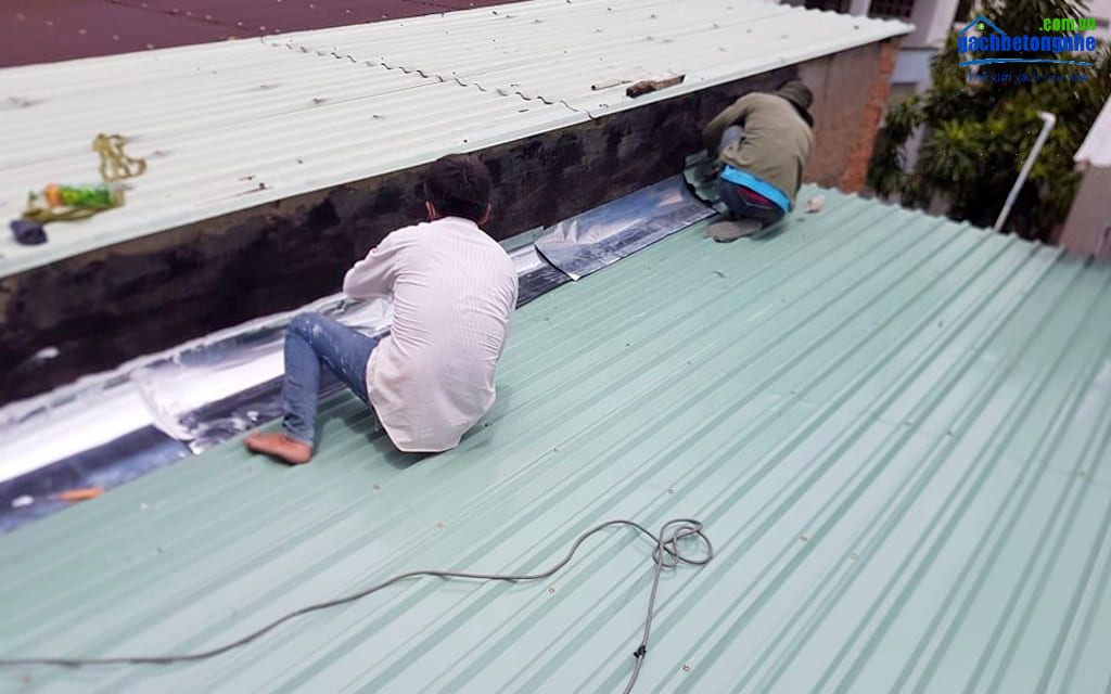 Thi công chống thấm mái tôn, xử lý khe hở trên mái tôn dễ dàng với sản phẩm băng keo từ GachBeTongNhe