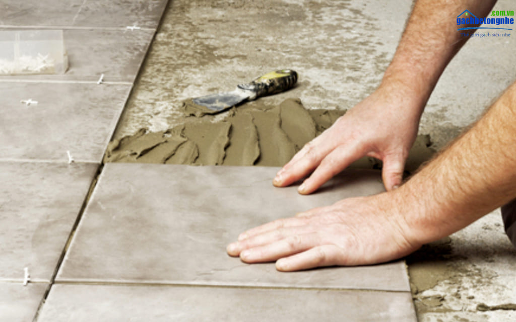 Sử dụng keo lát gạch nền nhà giúp tránh hiện tượng gạch bị bong tróc. Sản phẩm khắc phục hoàn toàn các nhược điểm từ hồ dầu xi măng