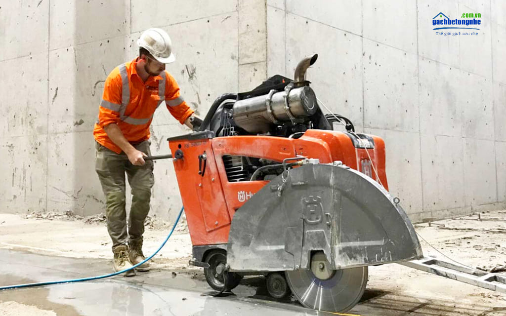 Máy cắt bê tông chạy xăng loại lớn chuyên dùng để cắt mặt đường, nền sàn bê tông