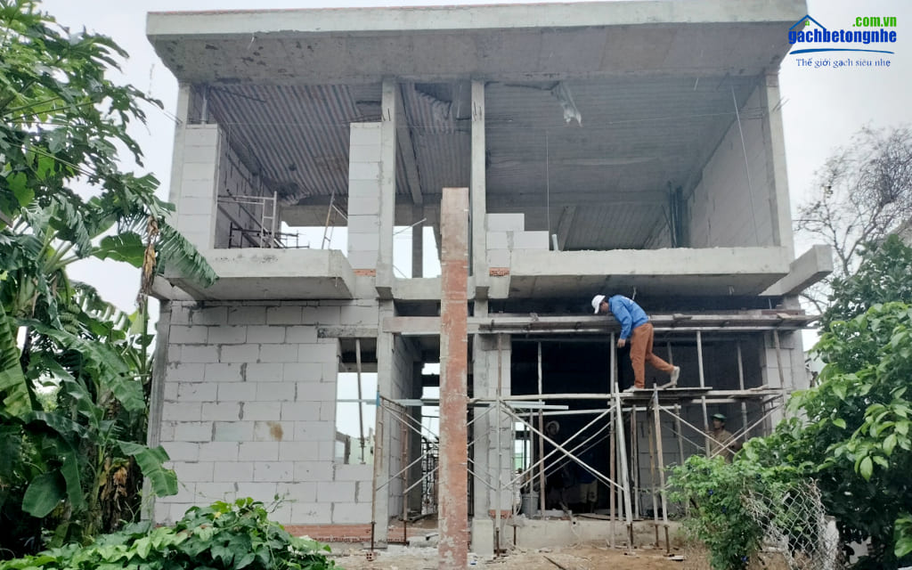 Căn nhà thi công kết cấu mái bằng bê tông cốt thép liền khối kết hợp tường vách gạch bê tông nhẹ AAC