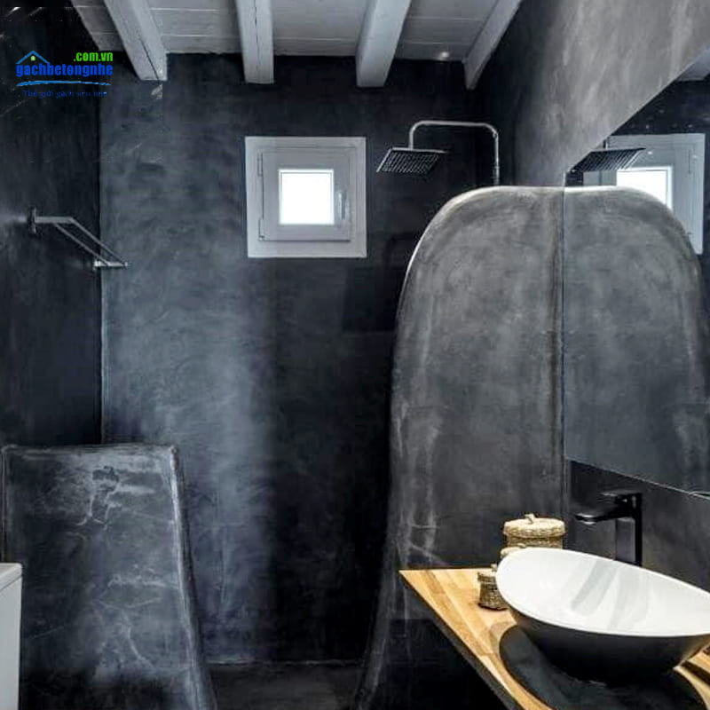Bên trong căn nhà tắm và nhà vệ sinh được tạo hiệu ứng giả bê tông hoàn toàn