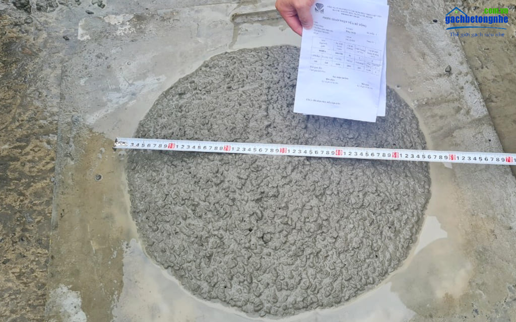 Kiểm tra bê tông tươi kém chất lượng do quá nhão nhiều nước. Sau khi tháo côn kiểm tra độ sụt thì bị vỡ khối đổ