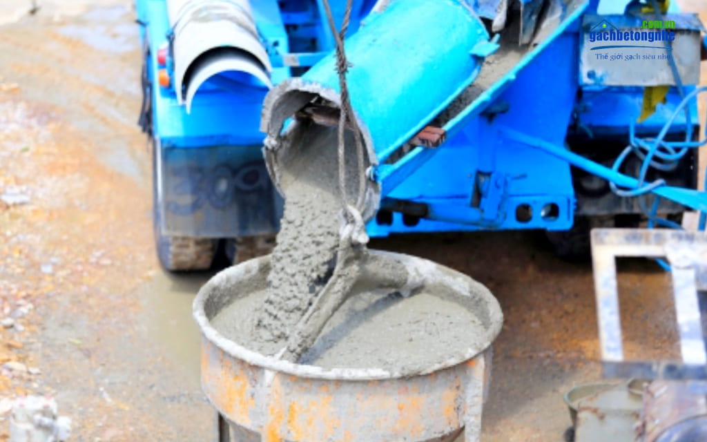 Hỗn hợp bê tông tươi được chuyển tới công trường bằn xe bồn trộn bê tông. Sử dụng phễu chứa bê tông kết hợp cẩu tháp để thi công.