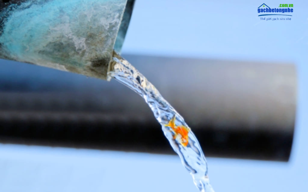 Nước sử dụng trong thi công cần được xử lý và đảm bảo sạch sẽ không lẫn hóa chất
