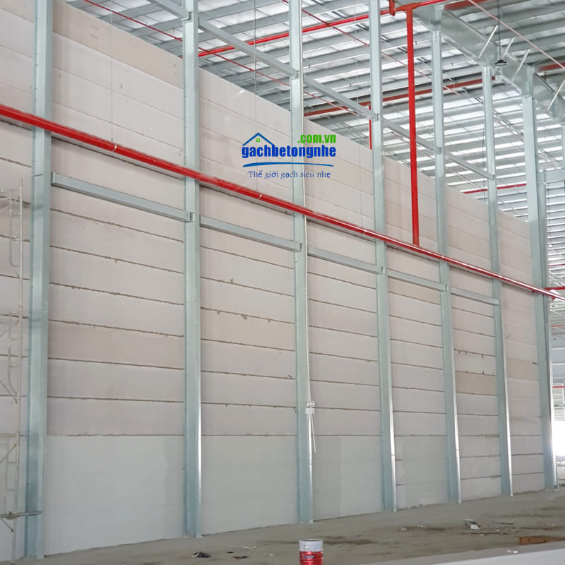 Thi công tường chống cháy EI240 cho công trình nhà xưởng bằng tấm bê tông nhẹ ALC