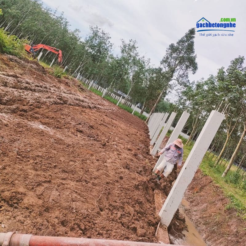 Trụ bê tông làm hảng rào có thể thi công đổ tại trỗ. Ngoài ra có thể mua những loại trụ bê tông đúc sẵn về chôn xuống đất.