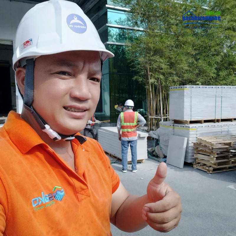 Nhân viên kinh doanh và tư vấn kỹ thuật xây gạch AAC và lắp ghép tấm panel ALC tại công trình. Công ty TNHH Sako Việt Nam
