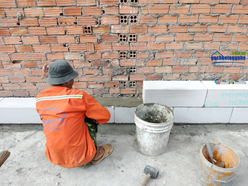 Sử dụng keo dán gạch AAC chuyên dụng để xây bức tường nhà.